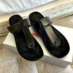 Vanelli Sport women’s black patent leather comfort sandals. Size 11.
